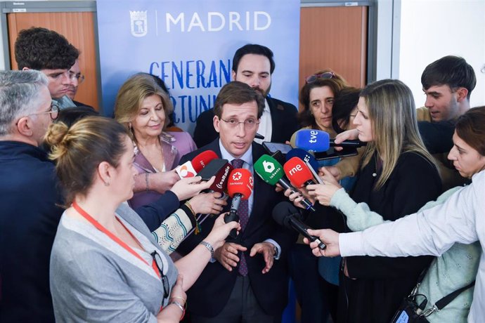 El alcalde de Madrid, José Luis Martínez-Almeida, atiende a los medios de comunicación durante la visita a la nueva sede de la Agencia para el Empleo de Madrid