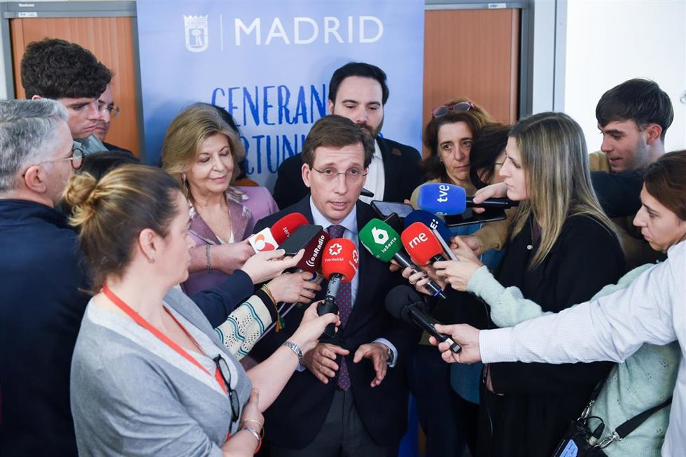 El alcalde de Madrid, José Luis Martínez-Almeida, atiende a los medios de comunicación durante la visita a la nueva sede de la Agencia para el Empleo de Madrid