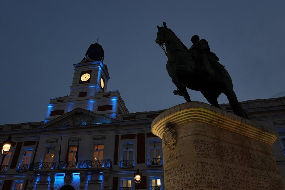 Archivo - La Real Casa de Correos ilumina su fachada de color azul como muestra de apoyo al Día Mundial de la Diabetes