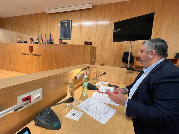 El portavoz del grupo socialista en la Diputación, Josele González, interviene durante el pleno de la institución provincial.