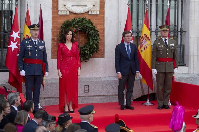 Archivo - La presidenta de la Comunidad de Madrid, Isabel Díaz Ayuso (2i), y el alcalde de Madrid, José Luis Martínez-Almeida (2d), durante el acto cívico militar con motivo del Día de la Comunidad de Madrid en la Puerta del Sol