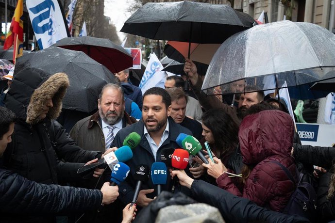 El secretario general de Vox y líder del partido en Catalunya, Ignacio Garriga, en la concentración de policías nacionales y guardias civiles este miércoles