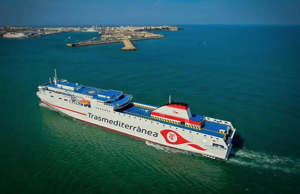 Archivo - El buque de Transmediterránea 'Ciudad de Valencia' llegando a Cadiz