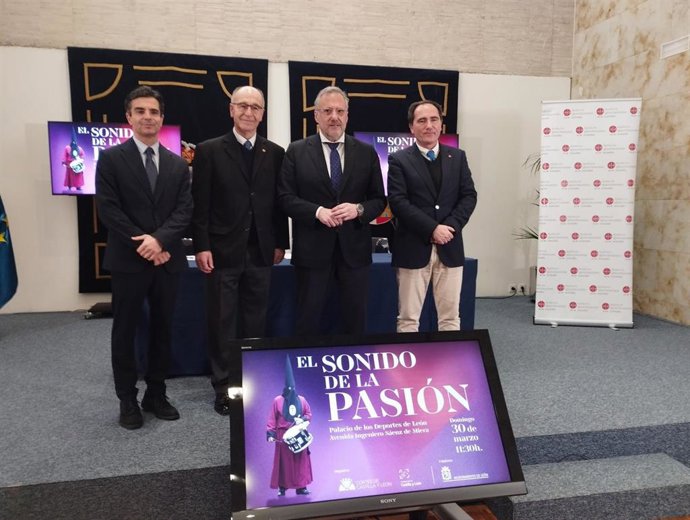 Pollán advierte de que presentará en breve una resolución sobre incompatibilidades, con o sin participación de PP y PSOE. En la foto, el presidente de las Cortes (segundo por la derecha).