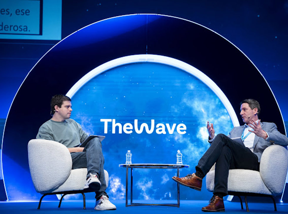El vicepresidente de Cloud Operations + Innovation de Microsoft EMEA, Eoin Doherty, en la ponencia en 'The Wave' 2025.