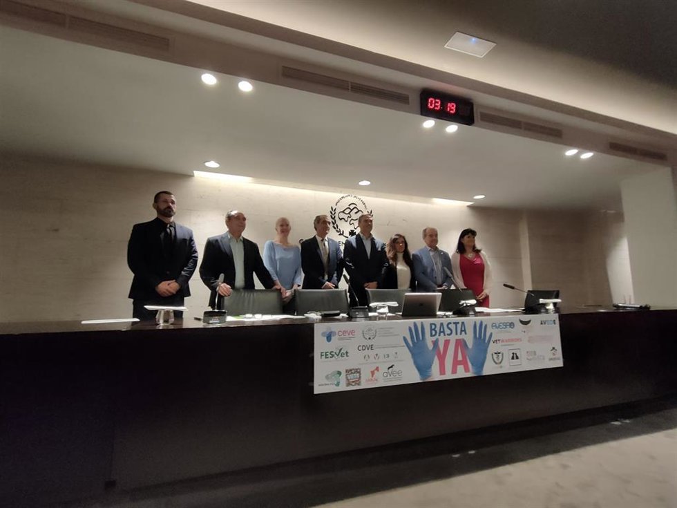 Veterinarios piden apoyo a dueños de animales el 26 de marzo contra ley del medicamento y avanzan nuevas movilizaciones.