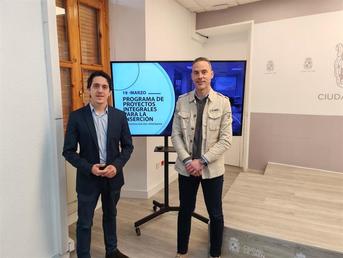 Imagen del cuarto teniente de alcalde y concejal del Instituto Municipal de Empleo y Formación Empresarial del Ayuntamiento de Jaén (Imefe), Luis García, junto al director del proyecto 'Integrales', Pedro Pulido.