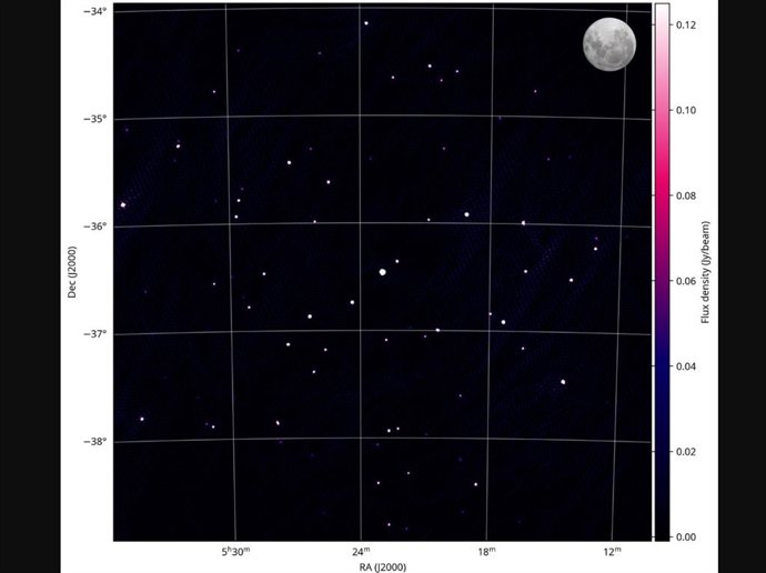 A primeira imagem de uma versão inicial do telescópio SKA-Low no Observatório SKA, atualmente em construção em Wajarri Yamaji Country, Austrália Ocidental.