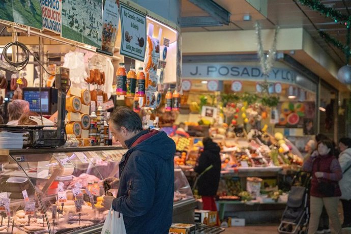 Archivo - Varias personas en el mercado de abastos, en Sevilla (Andalucía, España)