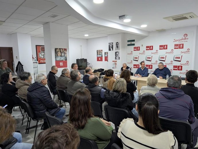 El secretario general del PSOE de Almería, José María Martín, en un encuentro con militantes en la sede local del partido en Roquetas de Mar (Almería).