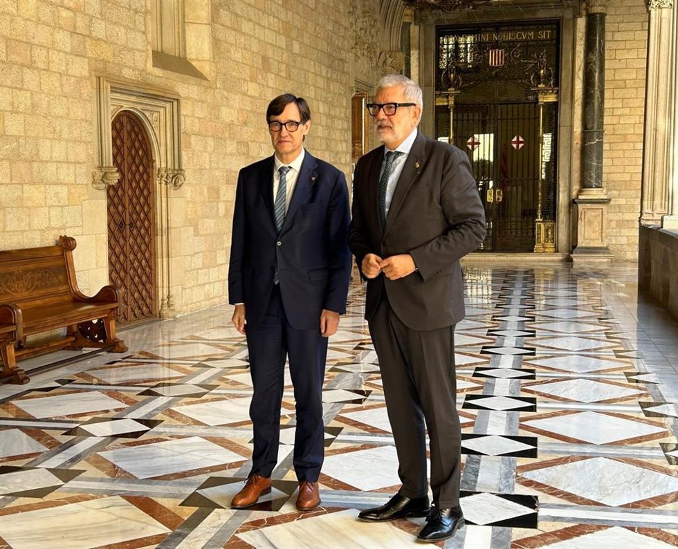 Archivo - El presidente de la Generalitat, Salvador Illa, y el alcalde de Lleida, Flix Larrosa, se reúnen en el Palau de la Generalitat, a 4 de octubre de 2024