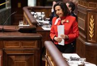 El PP avisa de que subir el gasto militar sin Presupuestos ni votos es fraude de ley y Robles presume de inversiones