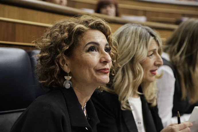 (E-D) A primeira vice-presidente e ministra da Fazenda, María Jesús Montero, e a segunda vice-presidente e ministra do Trabalho, Yolanda Díaz, durante uma sessão plenária no Congresso dos Deputados, em 12 de março de 2025, em Madri (Espanha). A delegação 