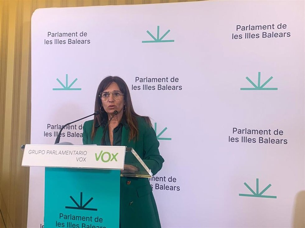 Archivo - La portavoz de Vox en el Parlament, Manuela Cañadas, en rueda de prensa.
