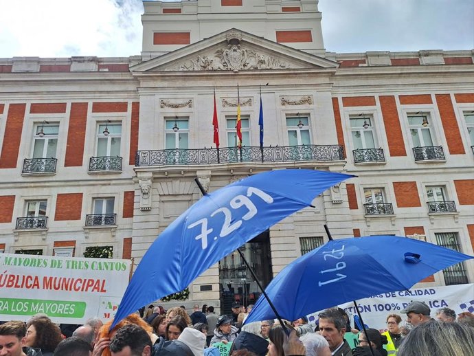 Manifestação na Puerta del Sol para exigir casas de repouso públicas em Madri em 19 de março de 2025.