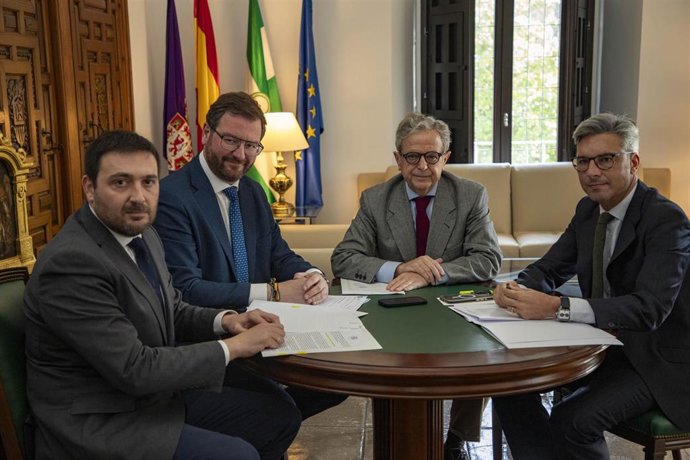 Salvador Fuentes (segundo por la dcha.), Andrés Lorite (primero) y Antonio Martín (tercero) en una reunión para tratar las acciones frente a la nueva borrasca.