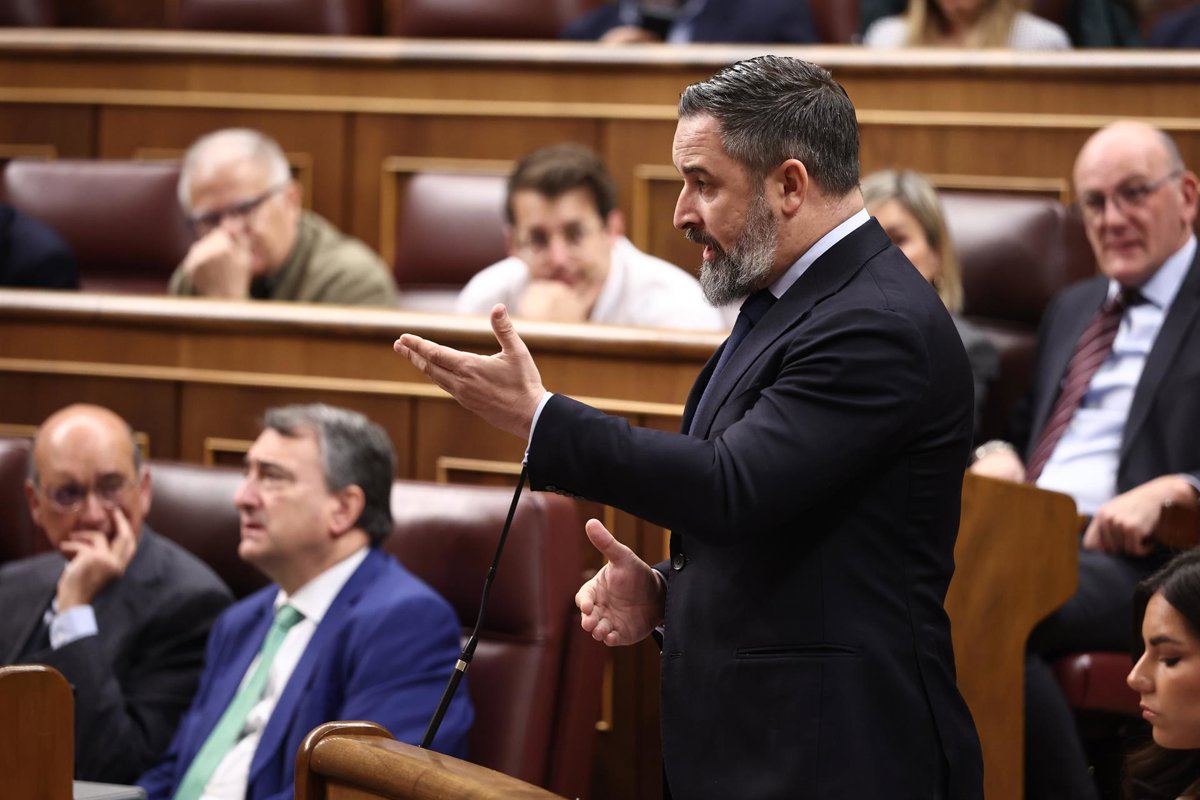 Abascal recrimina el reparto de "ruina" y 'menas', y Sánchez le llama ...