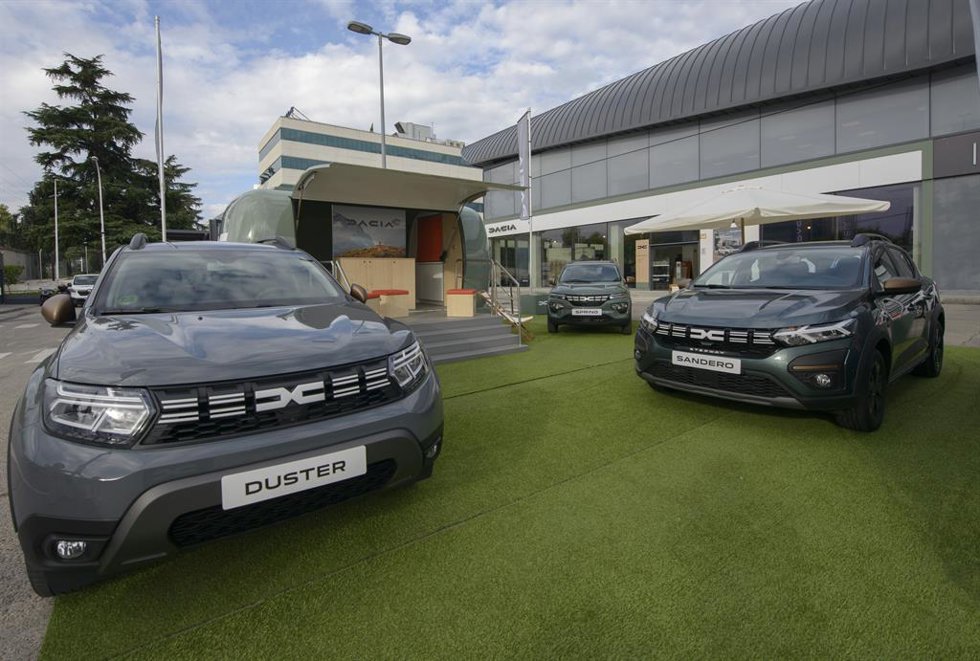 Archivo - Dacia Sandero y Dacia Duster.