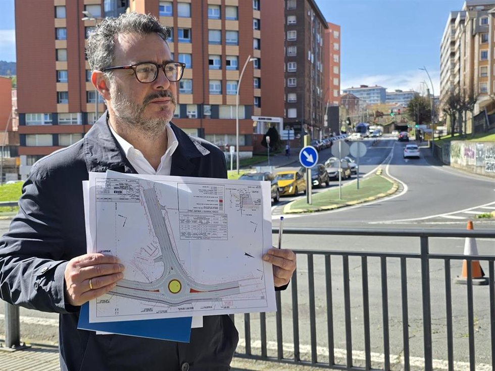 El concejal de Obras y Servicios para los Barrios y la Ciudad, Jon Andoni Uria, presenta el proyecto d ela nueva rotondoa