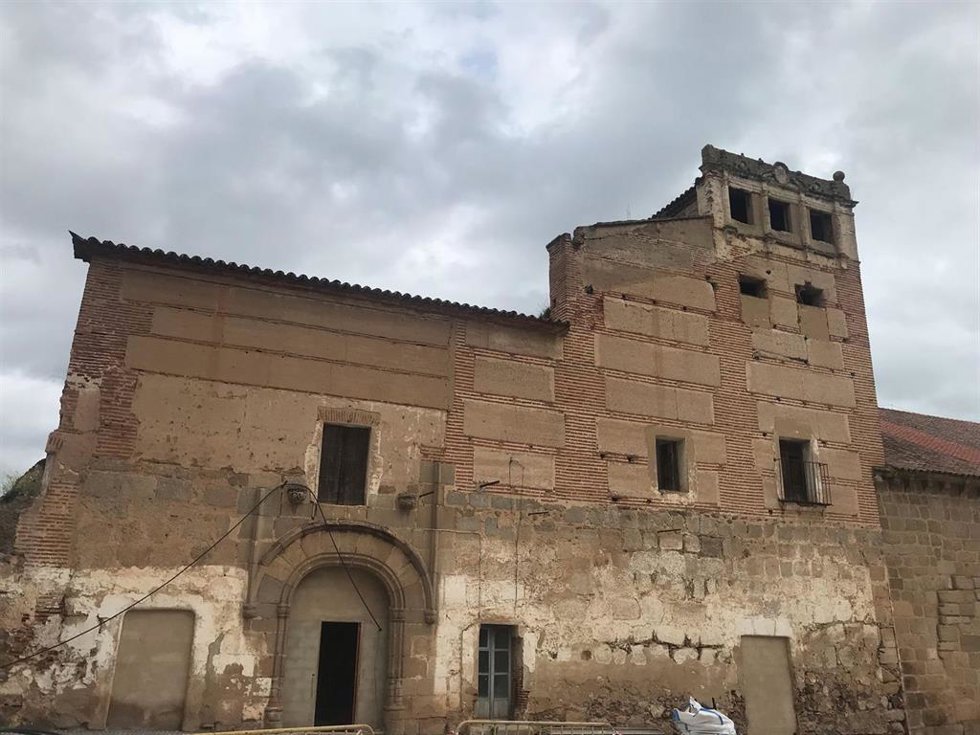 Fachada principal del Convento de Las Freylas antes de su remodelación para convertirse en sede del Instituto de Arqueología de Mérida.
