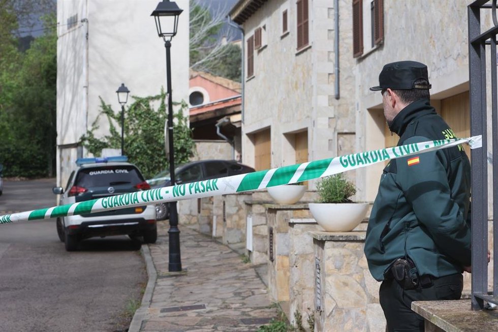 Cordón policial en el municipio de Puigpunyent para investigar el caso de violencia machista.