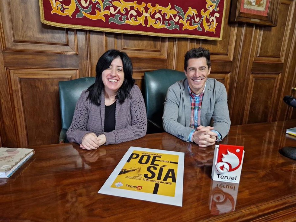 La representante de la Plataforma de Poetas por Teruel, Cristina Giménez, y el concejal de Cultura, Carlos Méndez.