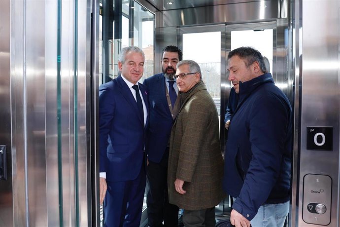 El delegado del Gobierno en Castilla y León, Nicanor Sen, y el concejal de Tráfico y Movilidad, Alberto Gutiérrez, inauguran las instalaciones del ascensor urbano en un paso inferior bajo las vías en el barrio de La Pilarica