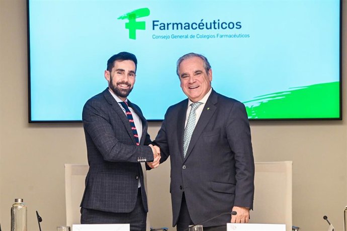 El secretario de Estado de Seguridad, Rafael Pérez, y el presidente del Colegio de Farmacéuticos Jesús Aguilar, en la sede del Colegio de Farmacéuticos.