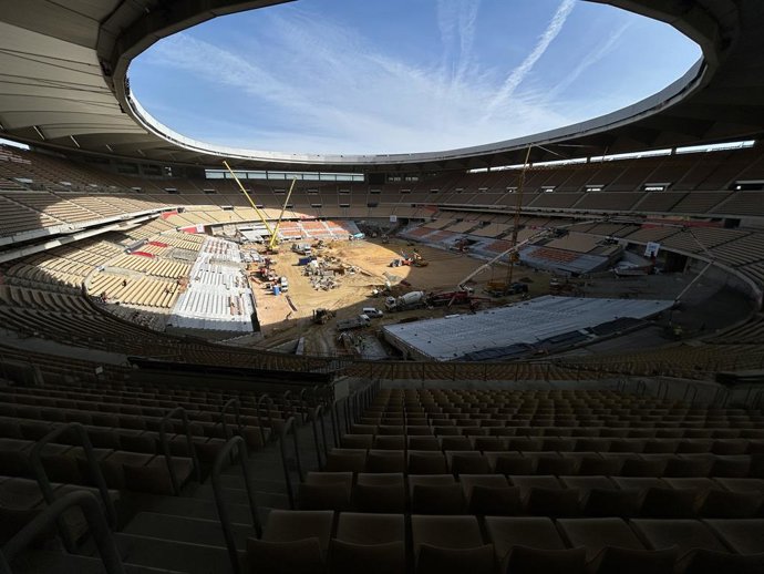 Obras no estádio La Cartuja, que terá capacidade para 70.000 espectadores após a remoção das pistas de atletismo.