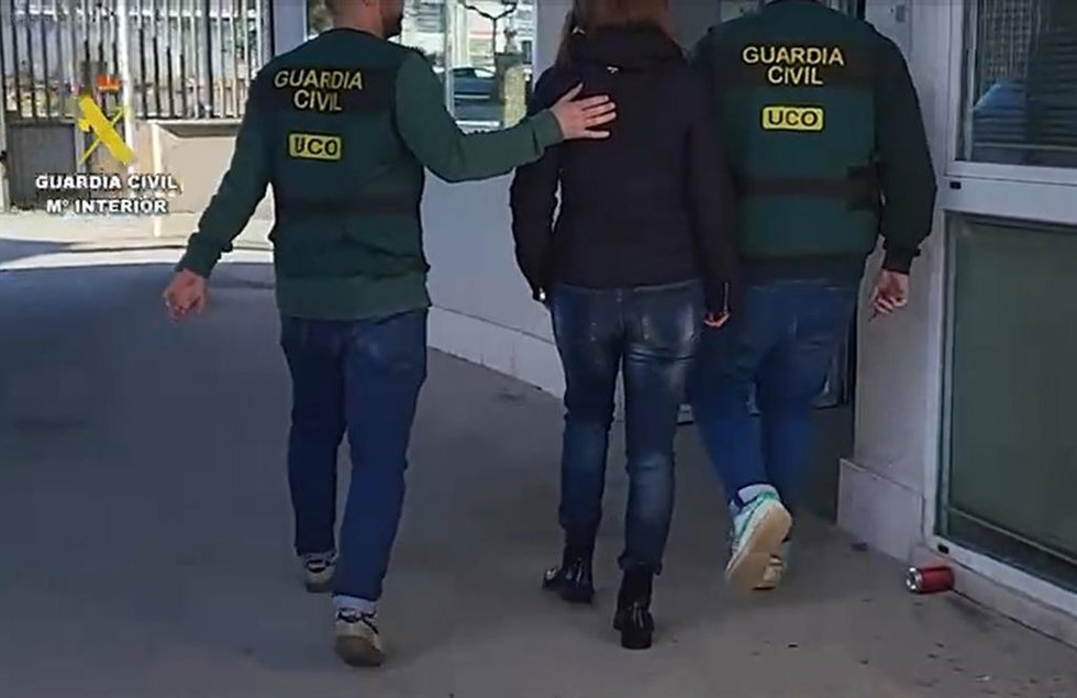 La mujer del detenido por la desaparición del temporero en Villacarrillo llega a dependencias de la Guardia Civil tras su arresto.