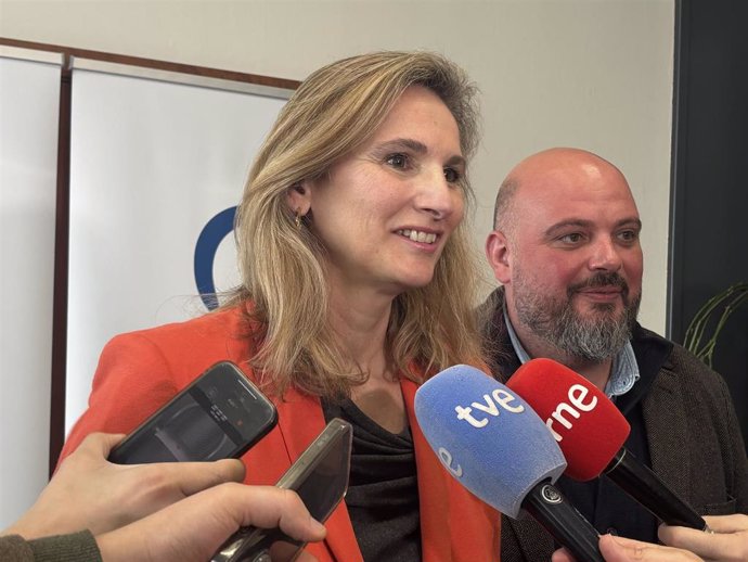 La vicesecretaria de Desarrollo Sostenible del Partido Popular, Paloma Martín, junto al presidente del PP Provincial de Badajoz, Manuel Naharro, atiende a los medios en Mérida