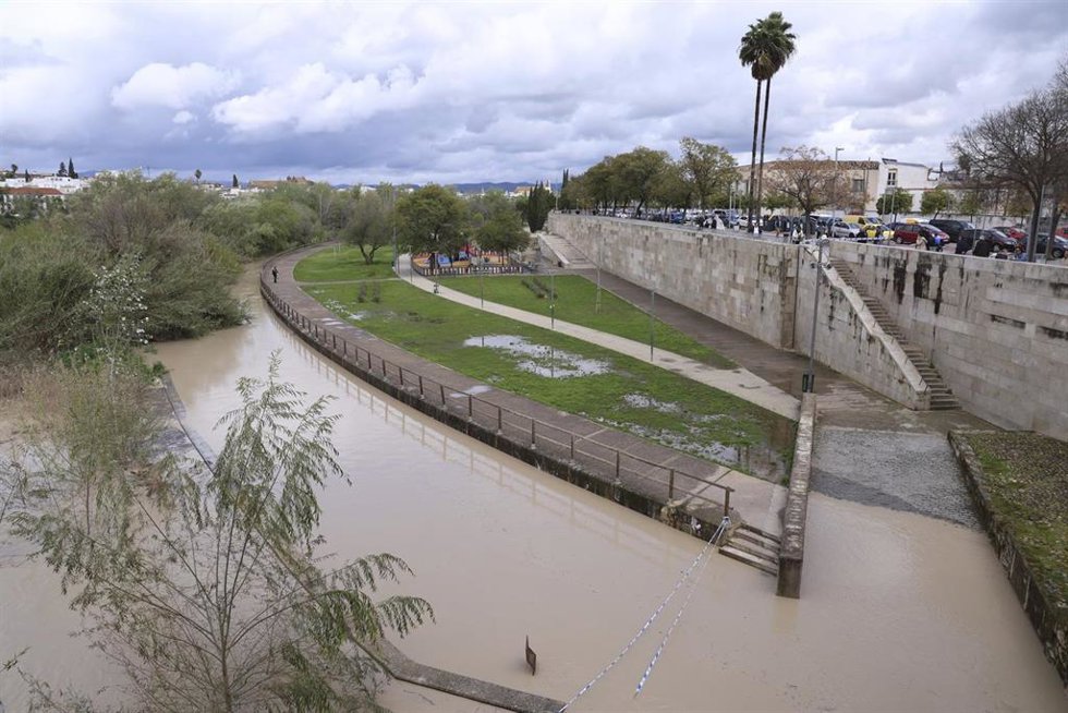 Imágenes de la crecida del Río Guadalquivir a su paso por el Puente Romano, a 18 de marzo de 2025 en Córdoba (Andalucía, España).
