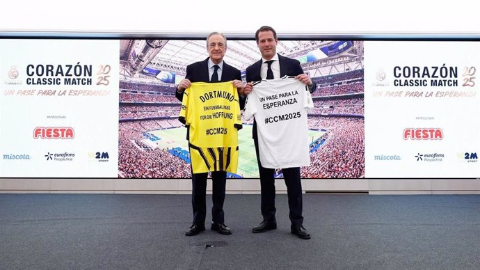El presidente del Real Madrid, Florentino Pérez, y el director general deportivo y leyenda del Borussia Dortmund, Lars Ricken, en la presentación del Corazon Classic Match en el Santiago Bernabéu.