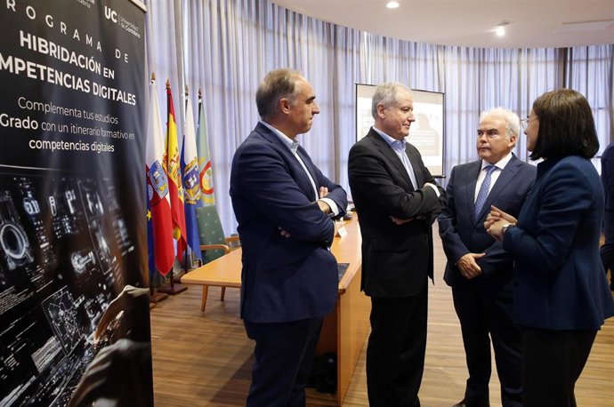 El consejero de Industria, Eduardo Arasti, en la presentación del Programa Hibridación en Competencias Digitales