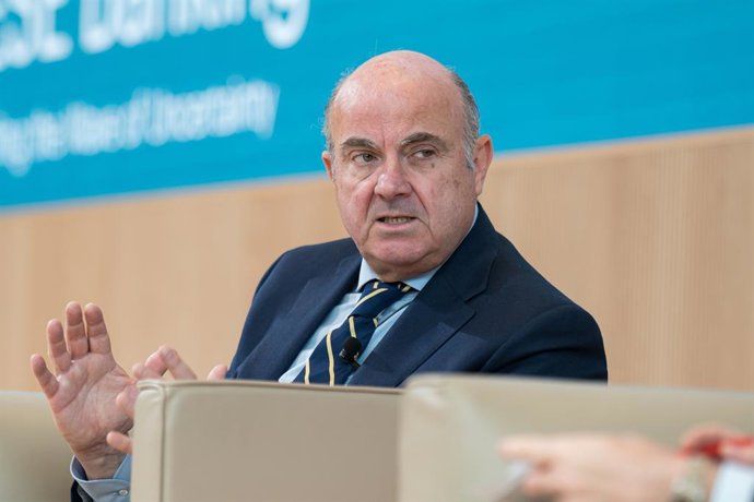 Archivo - El vicepresidente del Banco Central Europeo, Luis de Guindos, interviene durante la segunda jornada de la 19 edición del IESE Banking Industry Meeting, a 17 de mayo de 2024, en Madrid (España). Durante esta edición del Encuentro se ha debatid