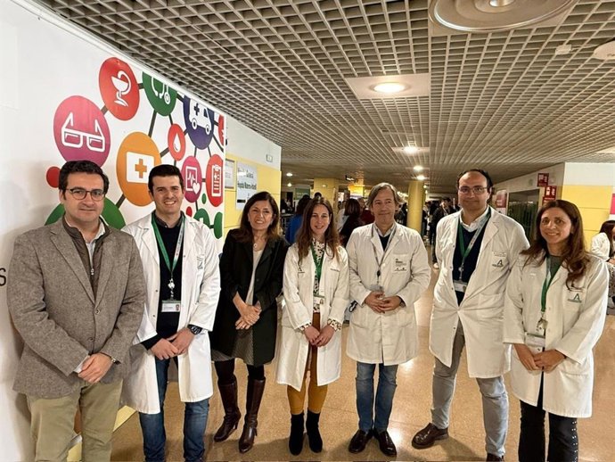 Autoridades y profesionales en la inauguración de las VIII Jornada de Puertas Abiertas en el Hospital Reina Sofía.
