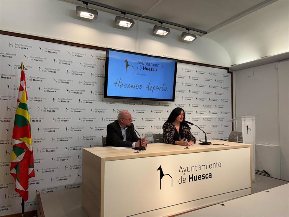 El concejal de Deportes del Ayuntamiento de Huesca, Leopoldo Carranza, y la alcaldesa, Lorena Orduna.