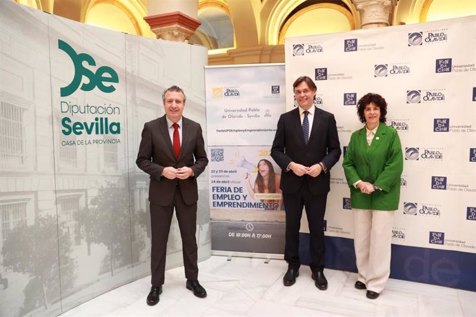 El presidente de la Diputación de Sevilla, Javier Fernández; el rector de la UPO, Francisco Oliva Blázquez, y la vicerrectora de Estudiantes, Empleabilidad y Emprendimiento, Amapola Povedano Díaz.