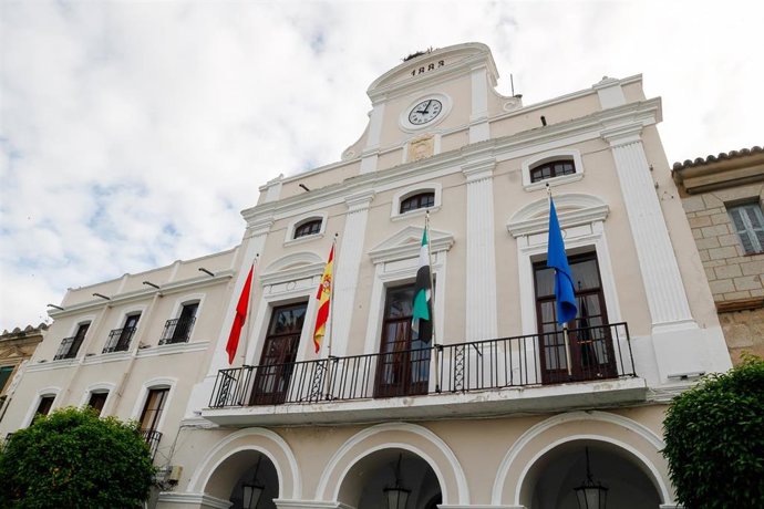 Archivo - Fachada del Ayuntamiento de Mérida