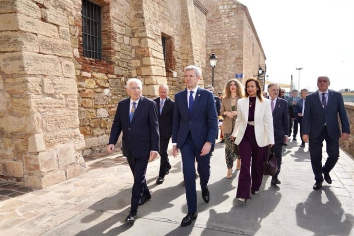 El presidente de Galicia, Alfonso Rueda, durante su visita a Melilla, acompañado por el presidente melillense, Juan José Imbroda