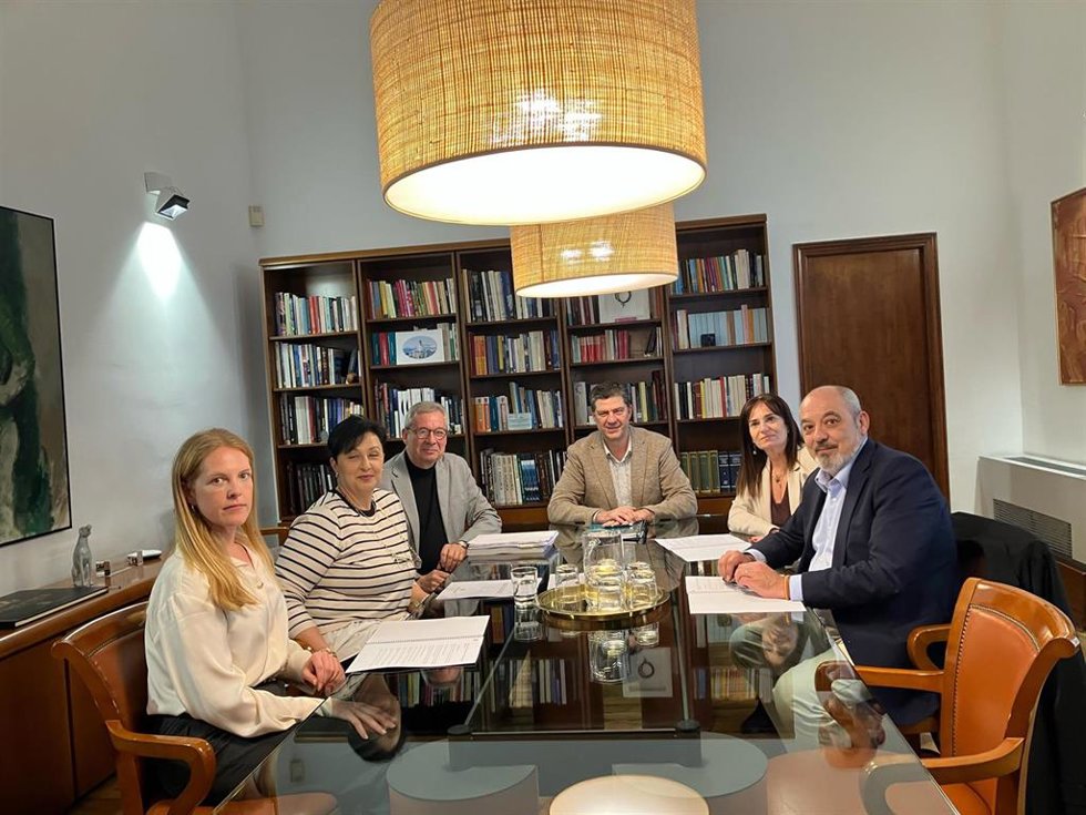 El conseller de Turismo, Jaume Bauz, en su reunión con los miembros del grupo parlamentario de Vox.