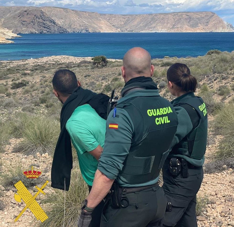 Sospechoso detenido tras caer de una lancha rápida o 'go fast' en Cabo de Gata (Almería).