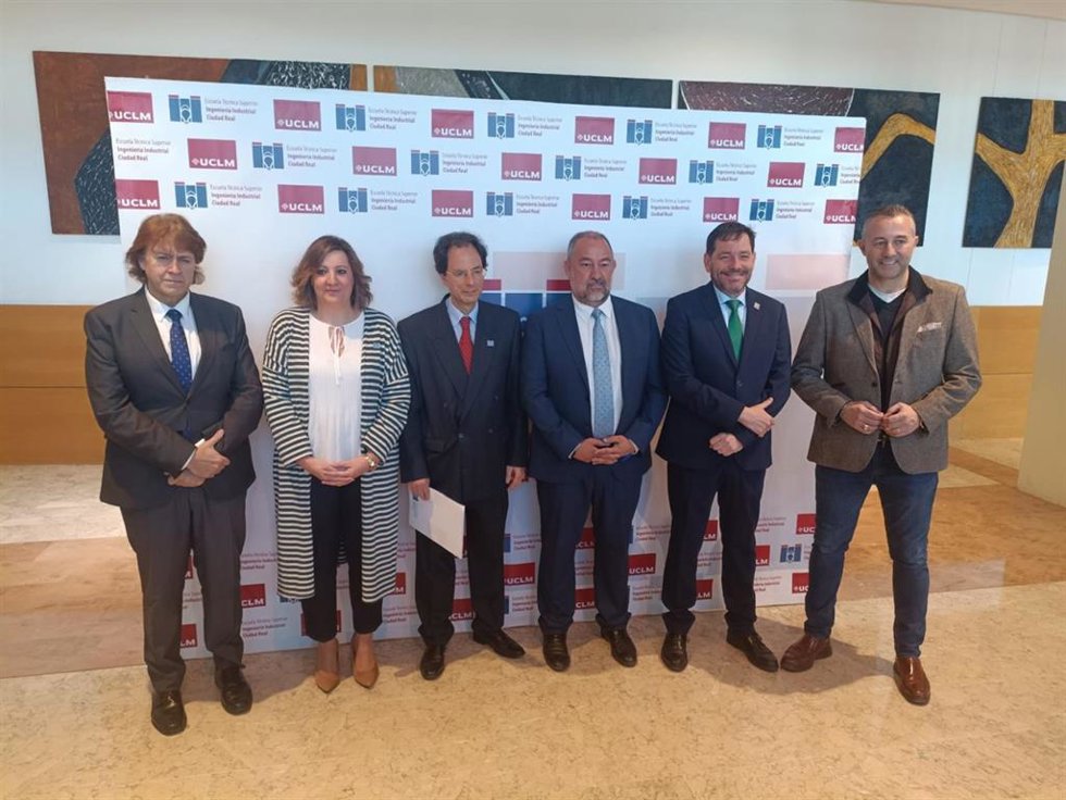 Foto de familia en la conmemoración del 30 aniversario de la Escuela Técnica Superior de Ingeniería Industrial de Ciudad Real.