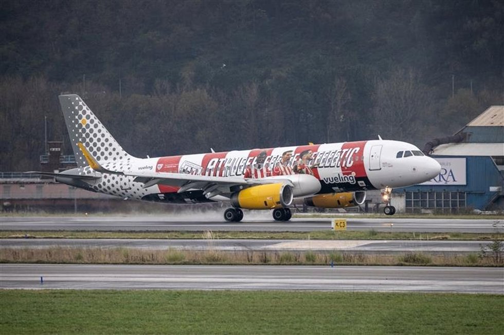 Avión de Vueling personalizado con los colores del Athletic Club