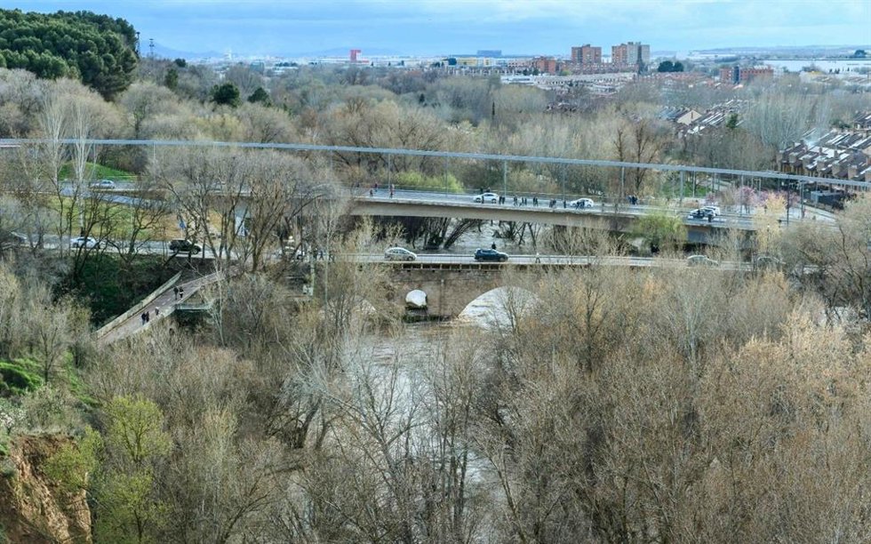El río Henares a su paso por Guadalajara tras decretarse el nivel rojo por el aumento de su caudal.
