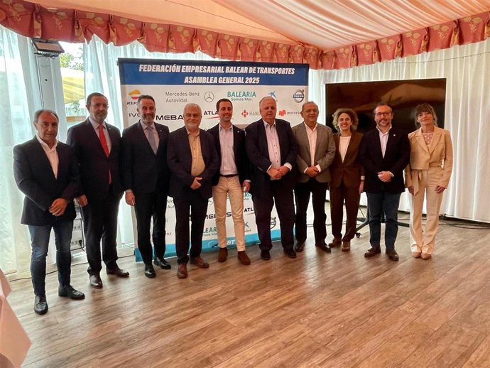 El conseller de Vivienda, Territorio y Movilidad, José Luis Mateo, el presidente del Consell de Mallorca, Llorenç Galmés, y el presidente de la FEBT, Rafael Roig, entre otros, en la asamblea general de la FEBT de 2025.