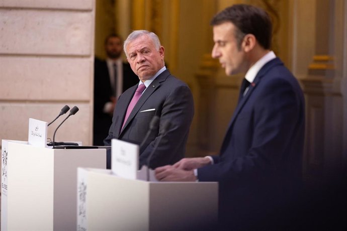 Archivo - El rey de Jordania, Abdalá II, junto al presidente de Macron, Emmanuel Macron, durante un encuentro en el Elíseo.