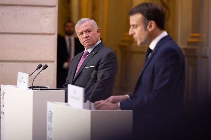 Archivo - Arquivo - O rei Abdullah II da Jordânia com o presidente Emmanuel Macron durante uma reunião no Palácio do Eliseu.