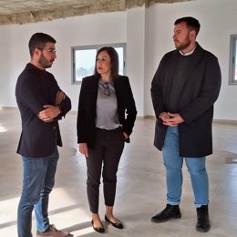 La diputada provincial de Cohesión Territorial, Teresa Jiménez, y el alcalde de la localidad sevillana de Las Cabezas de San Juan, José Solano.