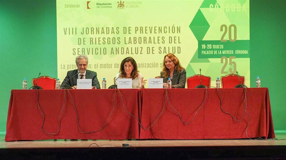 Botella (centro), interviene en la inauguración de la jornada dedicada a la prevención de riesgos laborales.